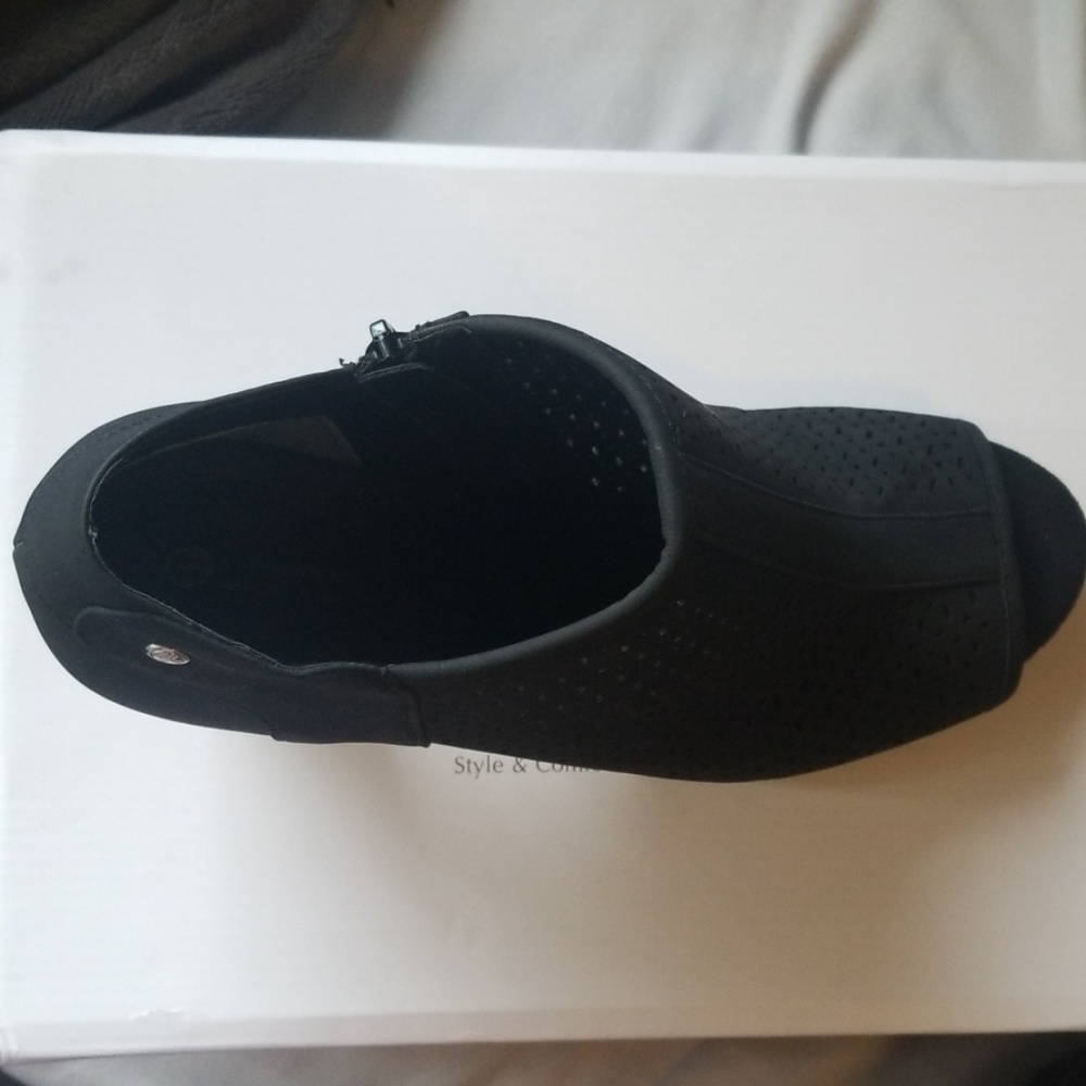 Shoes - Picture 3 of 4